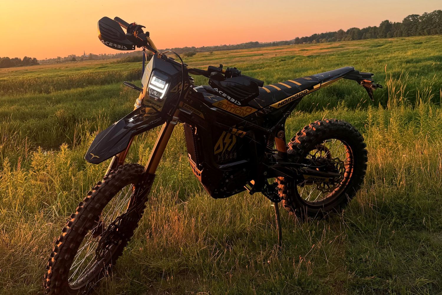 Talaria Komodo Gold Edition o zachodzie słońca nad Bugiem